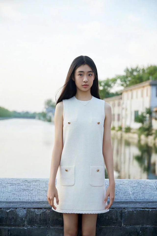 关悦带大女儿聚会,16岁佟知霏长相乖巧个子高挑,母女同框似姐妹
