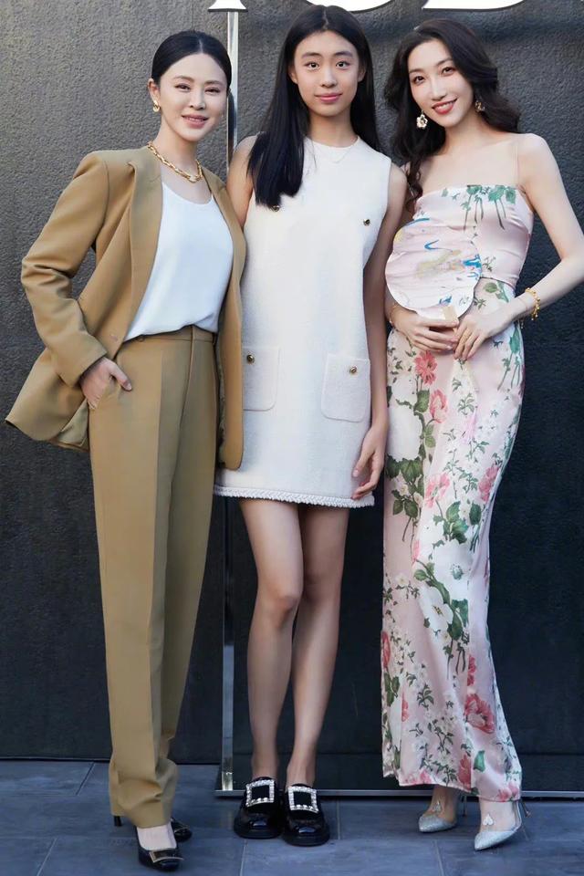 关悦带大女儿聚会,16岁佟知霏长相乖巧个子高挑,母女同框似姐妹