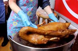 美女卤鹅(中年大姐卖卤水老鹅，有一个部位最受食客们欢迎，来晚了就买不到)