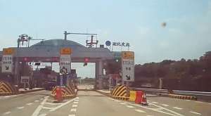 疯狂汽车漂移(疯狂小车玩“漂移”，一个动作救了他们的命)