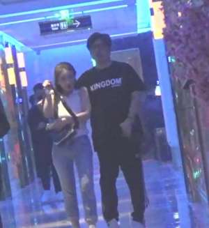 美女的正脸照(王岳伦风波女主正脸遭曝光美貌胜李湘，王岳伦紧搂对方不似醉态)