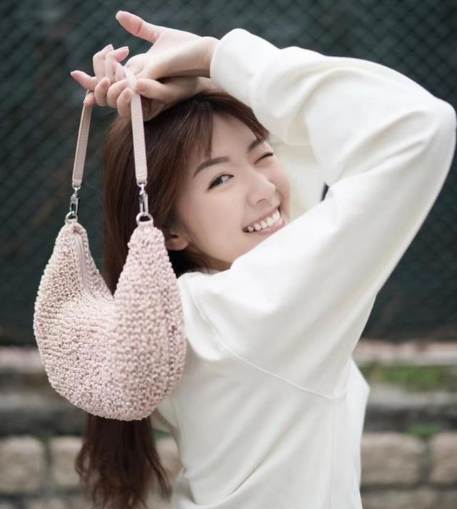 好尴尬!香港女神小花自曝酒后厕所上大号,获朋友超义气帮忙清洁