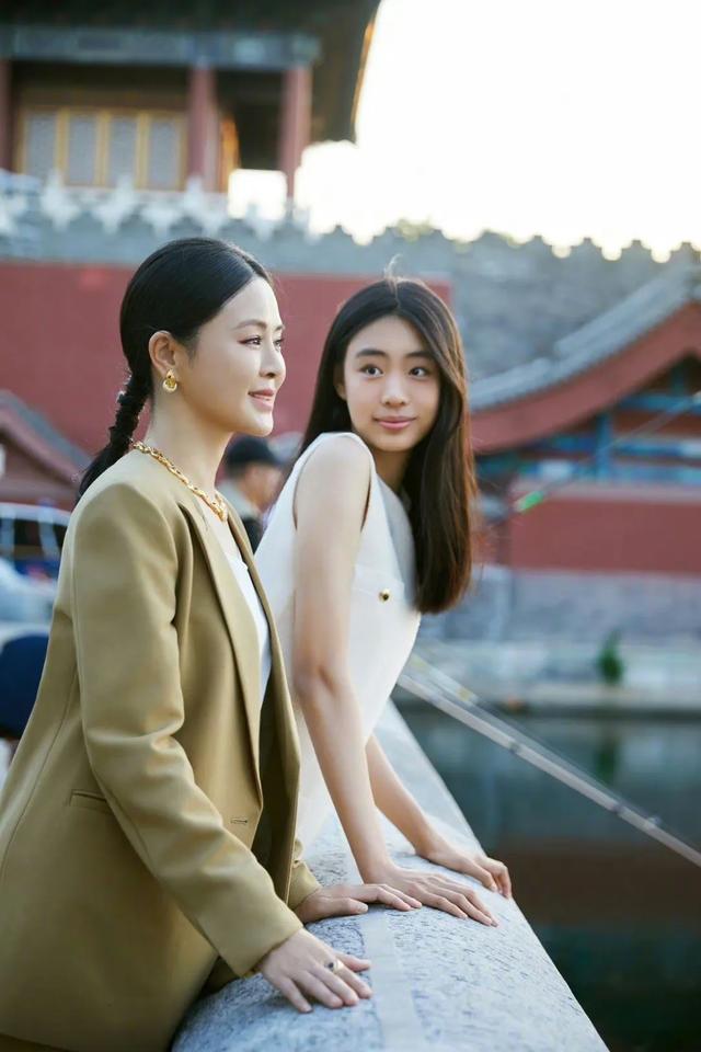 关悦带大女儿聚会,16岁佟知霏长相乖巧个子高挑,母女同框似姐妹