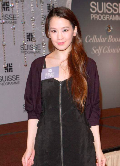 陈冠希二姐与黑人订婚，热吻打卡太甜蜜，被调侃是美女配野兽