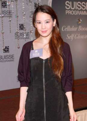 二姐大美女(陈冠希二姐与黑人订婚，热吻打卡太甜蜜，被调侃是美女配野兽)