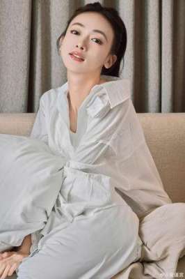 美女装孕妈(吴谨言婚后首公开露面「蓬裙飘孕味」被爆料：私下都穿孕妇装)