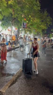 美女停留(热搜上毁三观的“泼水节湿身美女”，暴露出人性最扭曲的一幕)