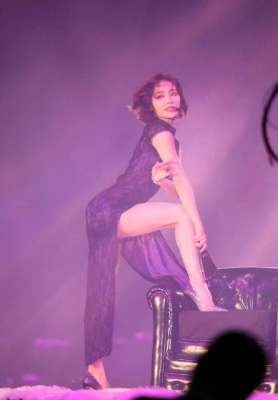 美女劲爆舞蹈(女星舞台旗袍激情舞蹈，妩媚神情太撩人)