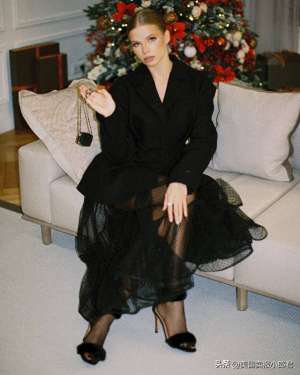 黑色蕾丝内衣美女(180cm维密女神着黑色蕾丝长裙性感诱人)