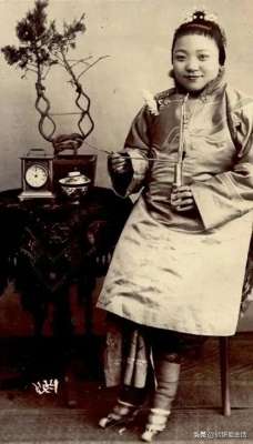 晚清汉族美女(1900年，清朝女子真实模样，小脚裹得像粽子，镜头下含情脉脉)