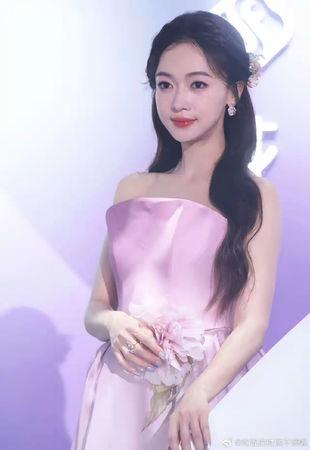 吴谨言婚后首公开露面!「蓬裙飘孕味」被爆料:私下都穿孕妇装