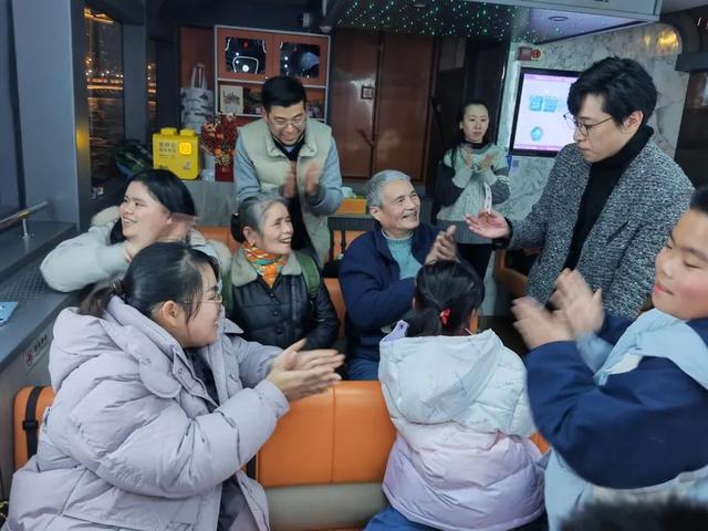 太热闹啦！双子山每天涌入5万人，有人在苏州河上变魔术……热门景点遇上大客流，上海警方最新部署→