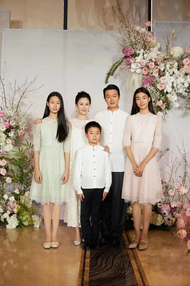 关悦带大女儿聚会,16岁佟知霏长相乖巧个子高挑,母女同框似姐妹