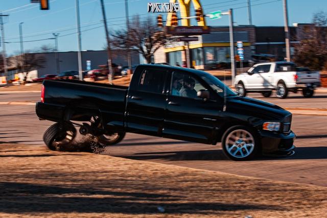 道奇 Ram SRT-10 在汽车和咖啡碰撞中失去车轮
