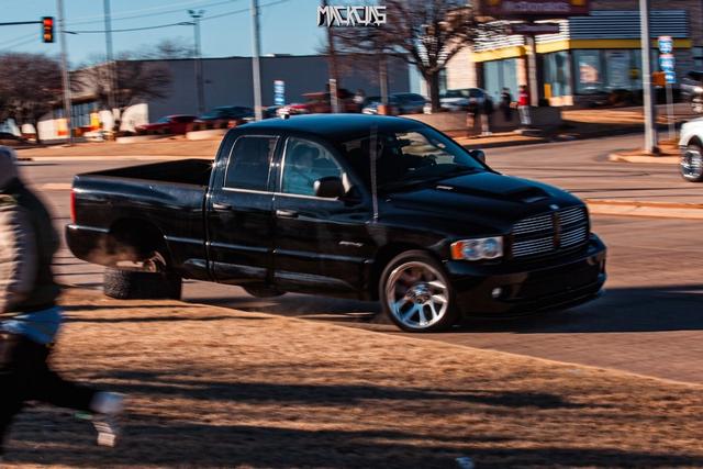 道奇 Ram SRT-10 在汽车和咖啡碰撞中失去车轮