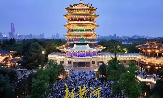 被惊艳到了超然楼亮灯瞬间超多游客举着手机等待打卡