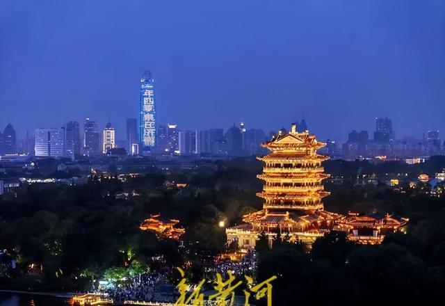 被惊艳到了超然楼亮灯瞬间超多游客举着手机等待打卡
