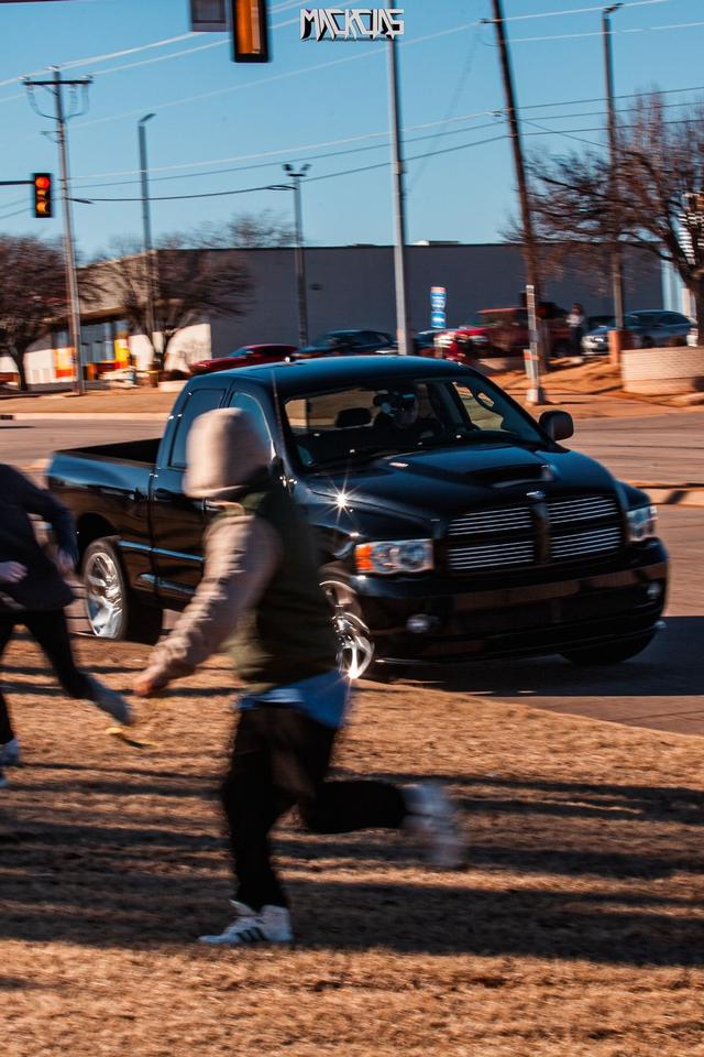 道奇 Ram SRT-10 在汽车和咖啡碰撞中失去车轮