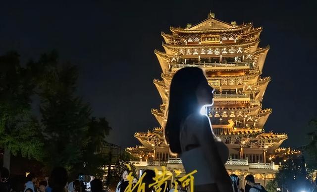 被惊艳到了超然楼亮灯瞬间超多游客举着手机等待打卡