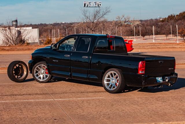 道奇 Ram SRT-10 在汽车和咖啡碰撞中失去车轮