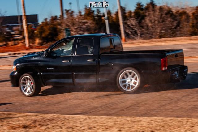 道奇 Ram SRT-10 在汽车和咖啡碰撞中失去车轮