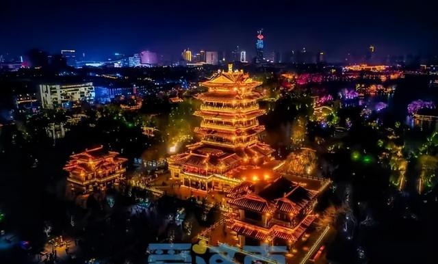 被惊艳到了超然楼亮灯瞬间超多游客举着手机等待打卡