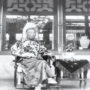 老照片再现！变态的纳粹德国，脱光犹太人女人衣服，集体屠杀