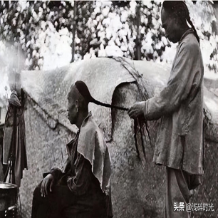老照片再现！变态的纳粹德国，脱光犹太人女人衣服，集体屠杀