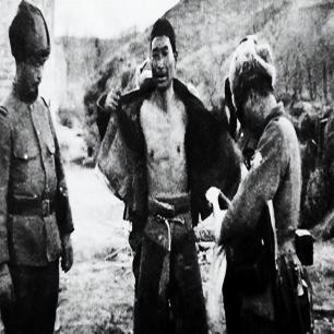 老照片再现！变态的纳粹德国，脱光犹太人女人衣服，集体屠杀