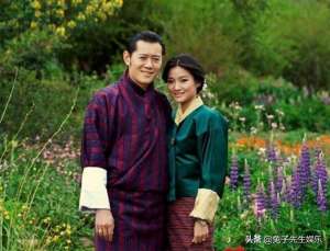 美女雨中哭(30岁不丹王后全身淋湿，在暴雨中成了“落汤鸡”，笑容却无比灿烂)