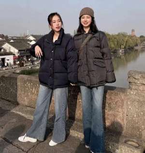 两个美女选一个图片(45岁辣妈与20岁女儿合照走红网络：一张照片，两个美女谁是妈妈？)