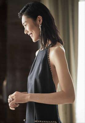 戴耳圈美女(刘雯时尚穿搭配简约耳环竟如此美丽，平价耳圈成为百搭单品，有型)