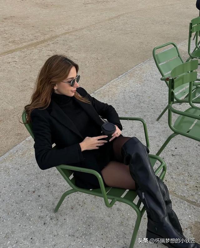 街拍来自土耳其的温柔美女,常住米兰,黑丝高跟的魅力无法拒绝