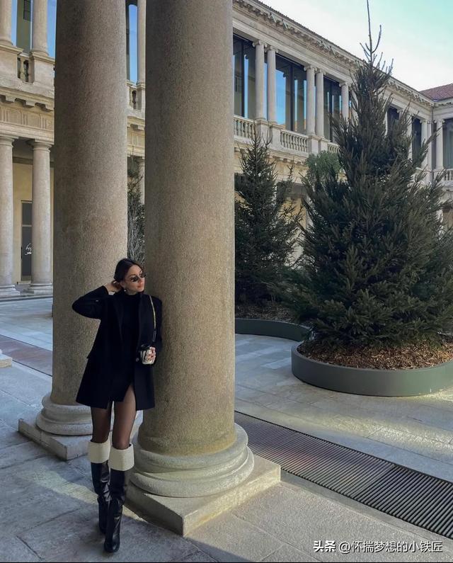 街拍来自土耳其的温柔美女,常住米兰,黑丝高跟的魅力无法拒绝