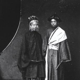 老照片再现！变态的纳粹德国，脱光犹太人女人衣服，集体屠杀