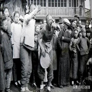 老照片再现！变态的纳粹德国，脱光犹太人女人衣服，集体屠杀
