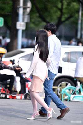 美女白色鞋(白色丝袜真的很特别，搭配白色10厘米的尖头细跟鞋，米黄色的短裙)