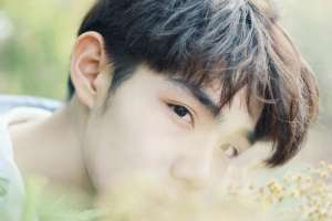 美女扮丑的校园小说(故事：他看着她遗落的照片露出微笑，原来这位千金有扮丑的癖好)