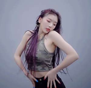 美女穿马甲(越好看穿得越清凉当代美女性感背心不能少，孔雪儿太让人上头了)