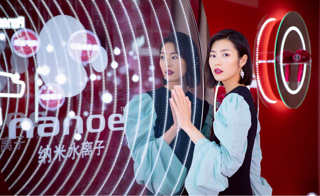 刘雯时尚穿搭配简约耳环竟如此美丽,平价耳圈成为百搭单品,有型