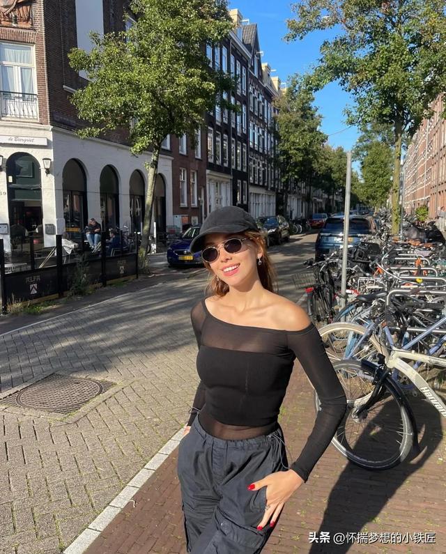 街拍来自土耳其的温柔美女,常住米兰,黑丝高跟的魅力无法拒绝