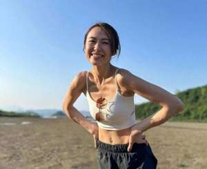 人体美女大胸(香港女星汤怡胸部意外丰满引质疑，消瘦身材与胸骨成焦点)