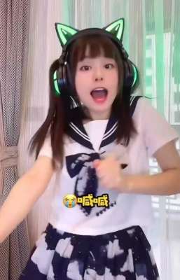 jK美女舞(火线妹穿JK跳热舞，从煤气罐变成女神只差一步，小粗腿也变好看了)