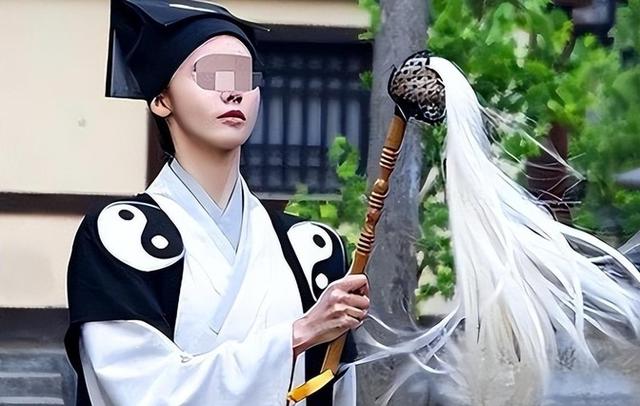 美女道士惊人秘术！九男徒弟齐揭底，真相令人咋舌