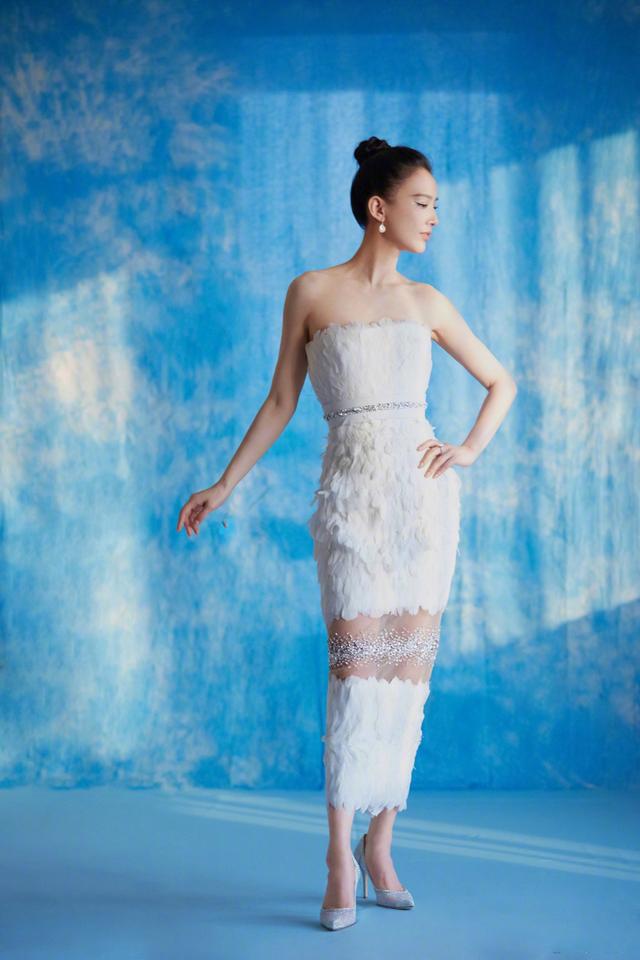 “阔太”黄圣依,穿包臀裙镶了好多“钻”,光着脚丫也难掩贵气