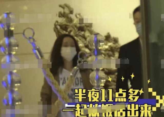 姚笛老公被曝出轨?深夜约会美女送鲜花,两人手挽手超亲密