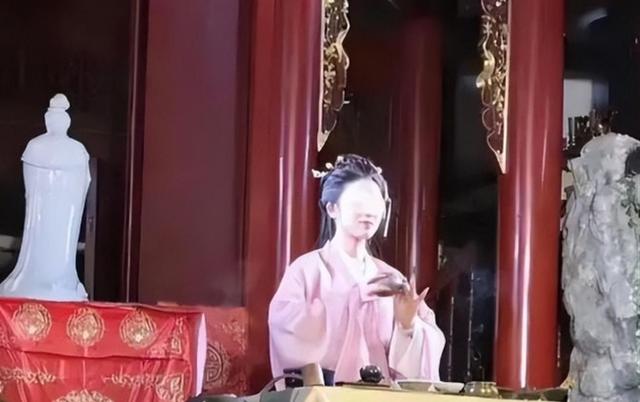 美女道士惊人秘术！九男徒弟齐揭底，真相令人咋舌