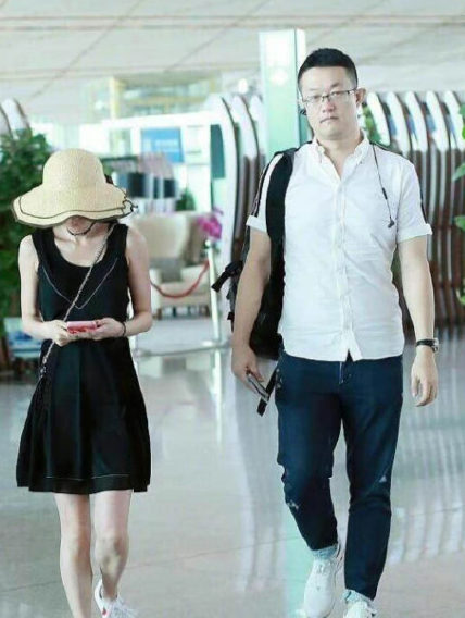 姚笛老公被曝出轨?深夜约会美女送鲜花,两人手挽手超亲密