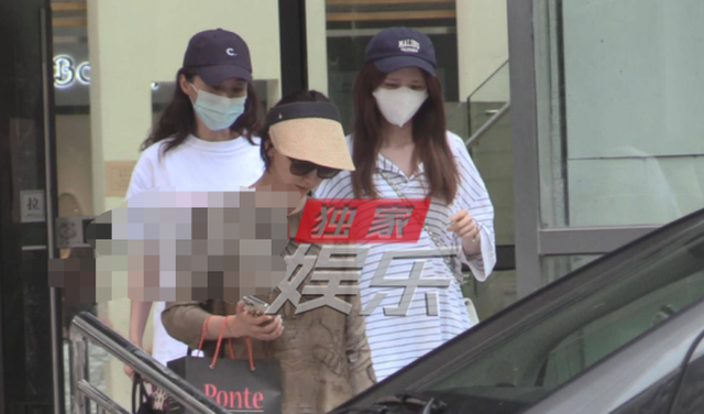 姚笛老公被曝出轨?深夜约会美女送鲜花,两人手挽手超亲密