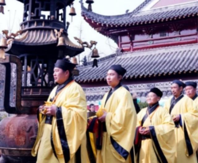 美女道士惊人秘术！九男徒弟齐揭底，真相令人咋舌